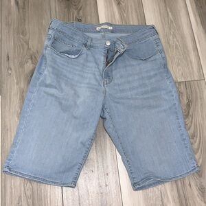 1️⃣ Levi's shorts size 31 Bermuda